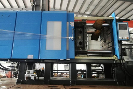 果筐注塑機廠家如何保證設備性能的一致性和穩定性?